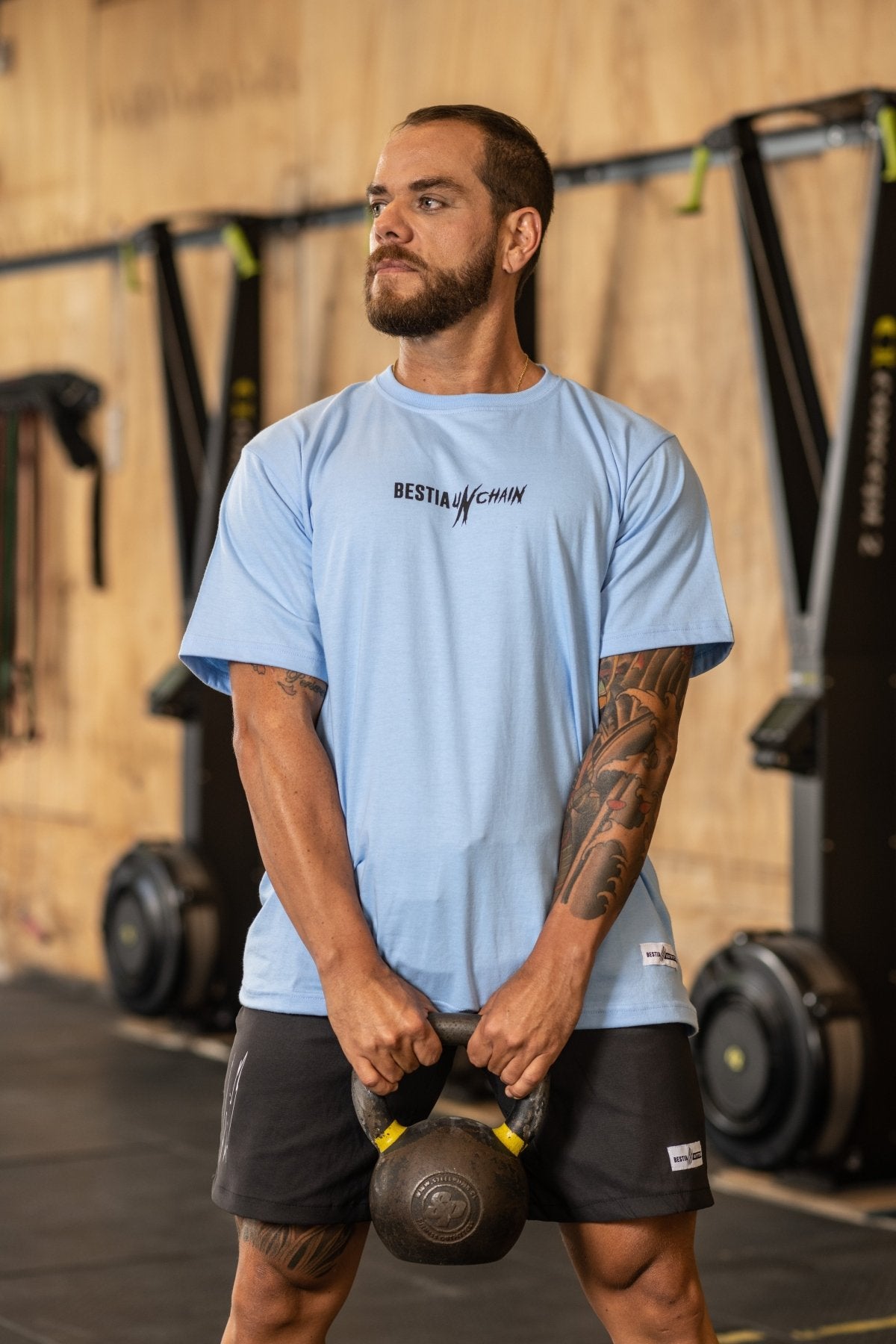 Polera Deportiva Hombre Celeste Claro - Bestia Outfitters
