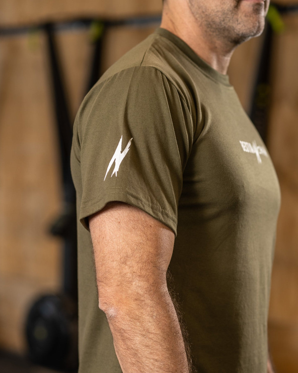 Polera Deportiva Hombre Verde Olivo - Bestia Outfitters