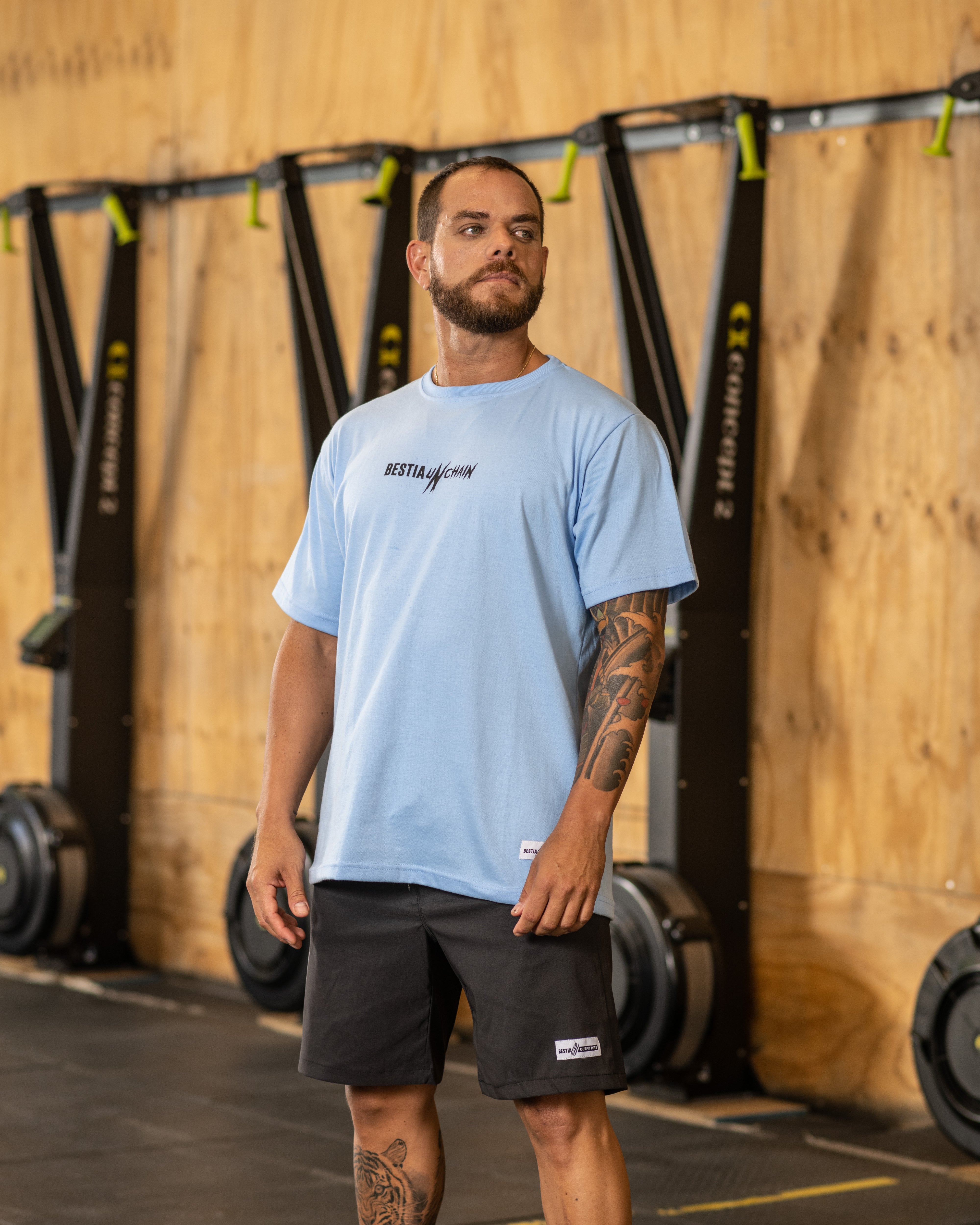 Polera Deportiva Hombre Celeste Claro - Bestia Outfitters