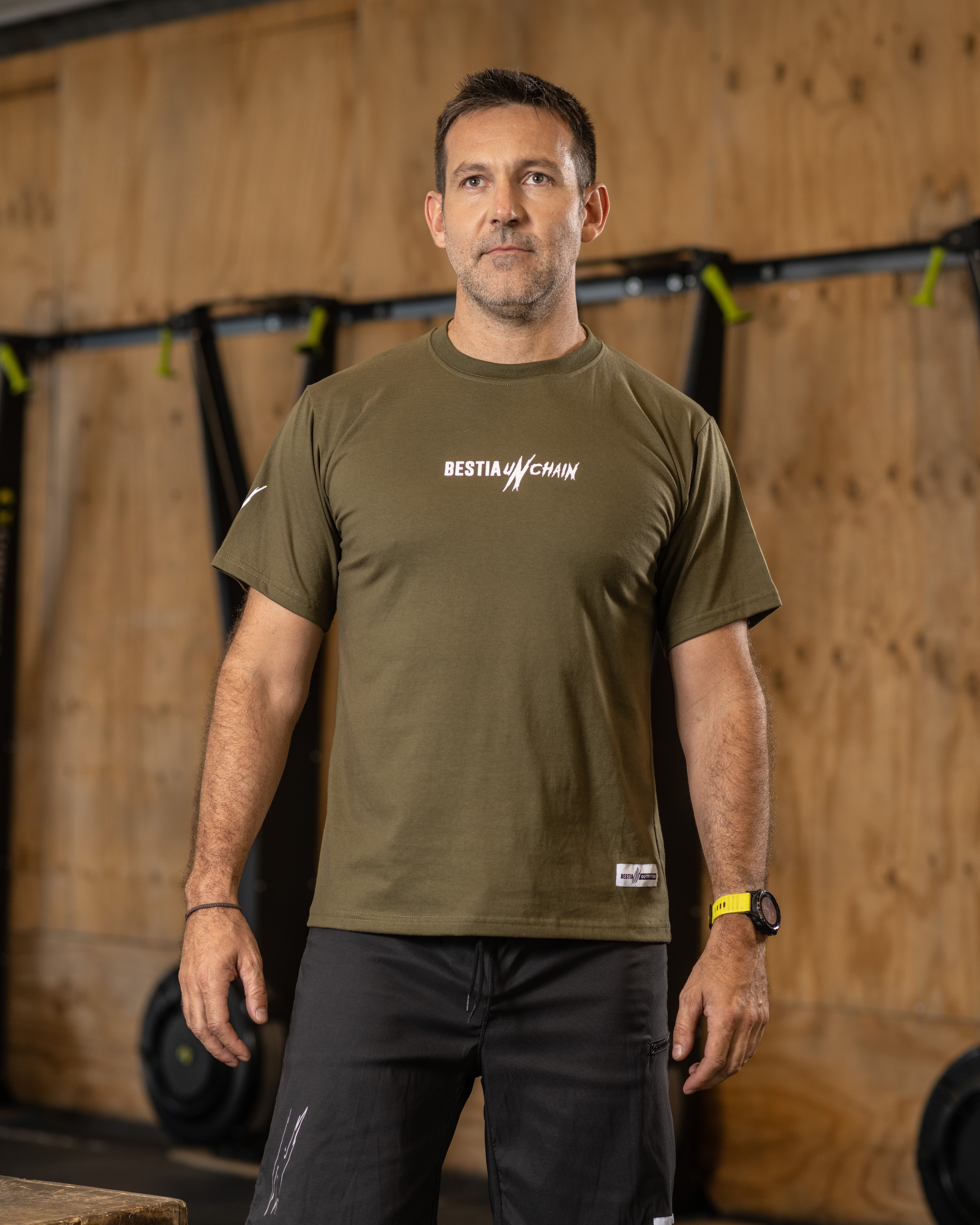 Polera Deportiva Hombre Verde Olivo - Bestia Outfitters